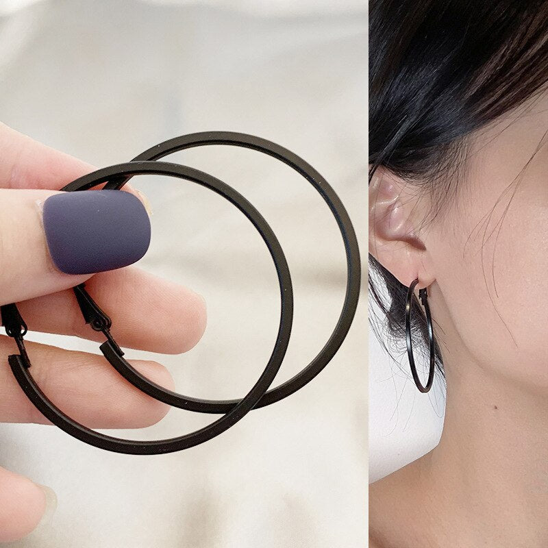 Schicke und gotische Statement-Ohrring-Kollektion in Schwarz