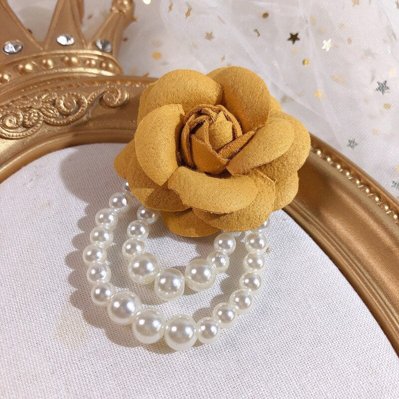 Klassische Kamelien-Blumenbroschen für Mäntel und Blazer