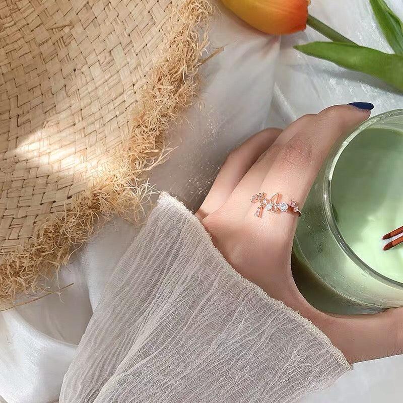 Weißer Blumen-Schmetterlingsring - Vivian