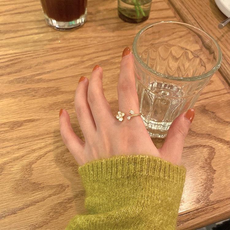 Weißer Blumenring (massives Silber)