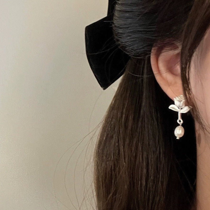 Ohrringe mit weißer Rose und Perle