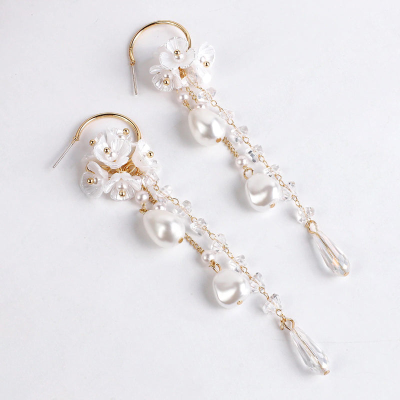 Von der Natur inspirierte elegante lange Tropfenohrringe mit Blumen und Perlen