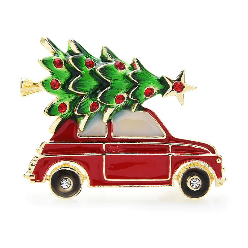 Festliche Emaille-Brosche mit Weihnachtsbaum auf dem Auto
