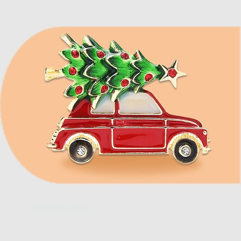 Festliche Emaille-Brosche mit Weihnachtsbaum auf dem Auto