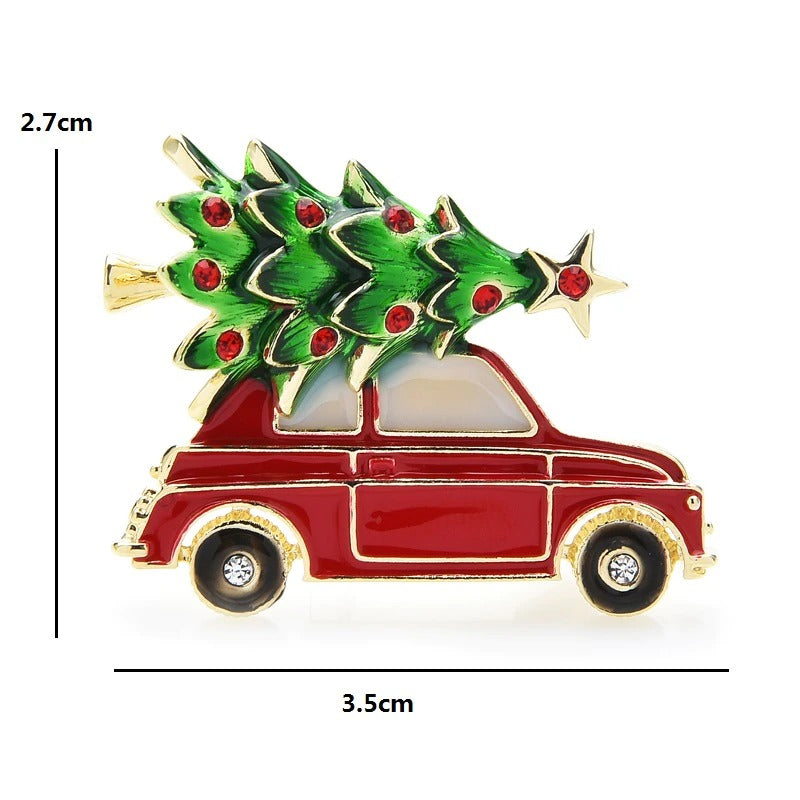 Festliche Emaille-Brosche mit Weihnachtsbaum auf dem Auto