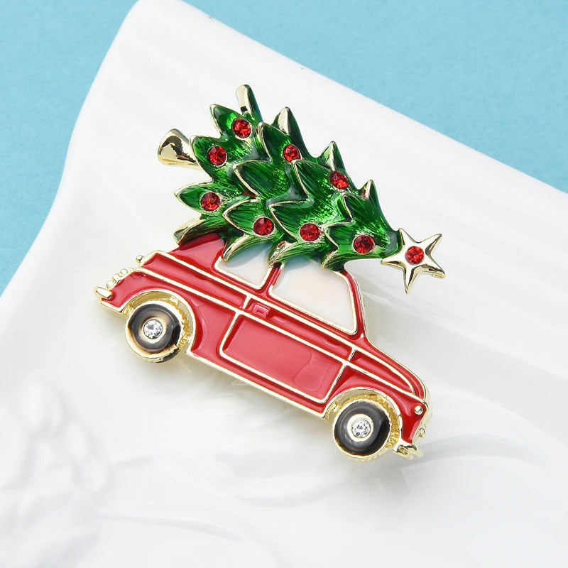 Festliche Emaille-Brosche mit Weihnachtsbaum auf dem Auto