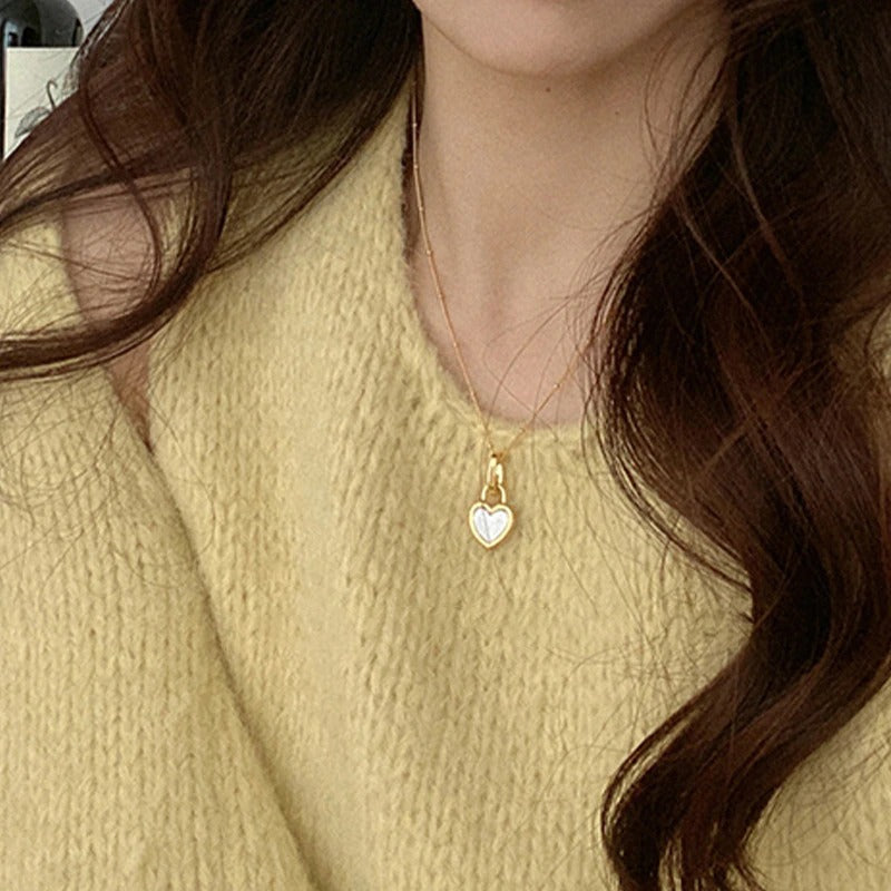 Doppelseitige Halskette mit schwarzem und weißem Mini-Herz-Anhänger