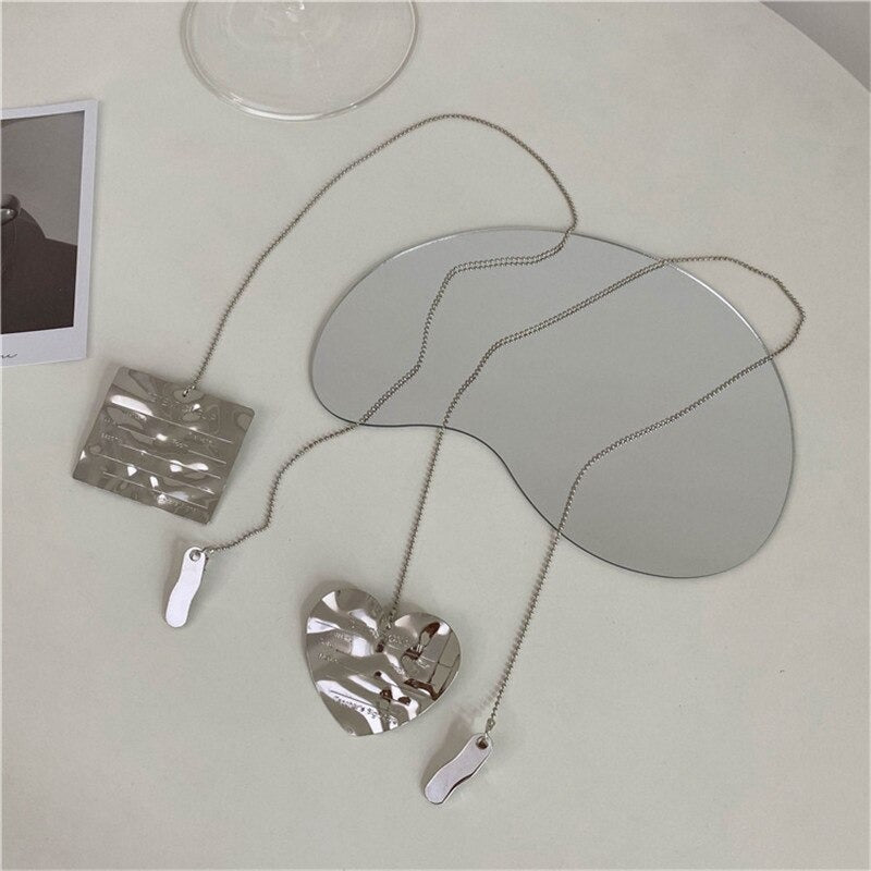 Herzförmige Broschennadeln aus Metall mit langer Quastenkette