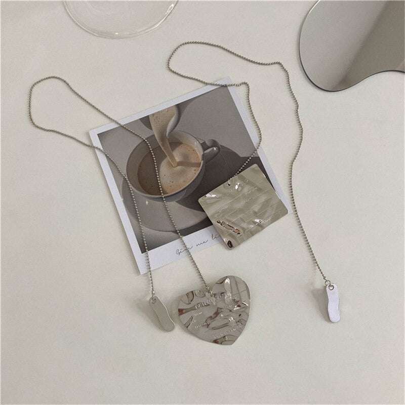 Herzförmige Broschennadeln aus Metall mit langer Quastenkette