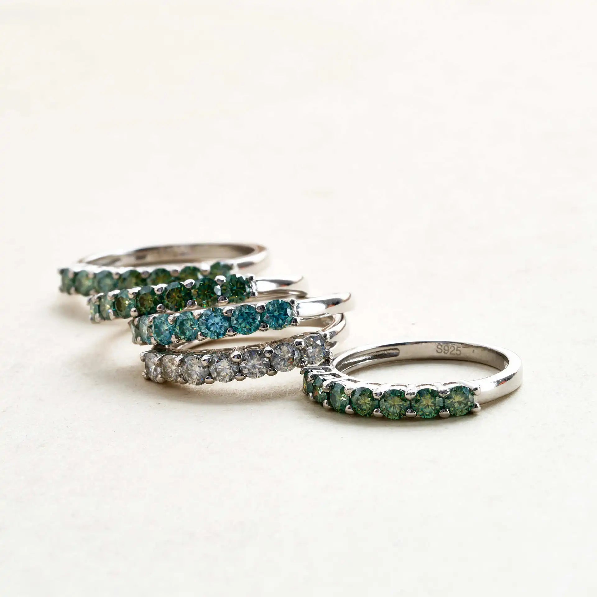 Luxus Ewigkeitsring für Frauen, Verlobung und Hochzeit, 0,7 Karat D Farbe VVS1 EX Runder Moissanit-Ring aus 925er Sterlingsilber