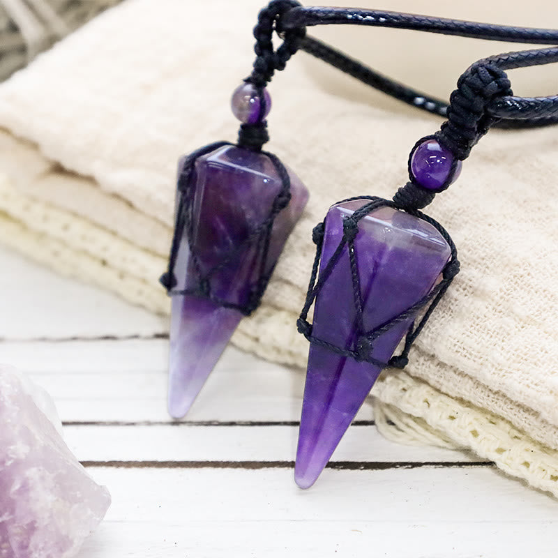 Halskette mit spitzem Anhänger aus Chavri-Naturstein