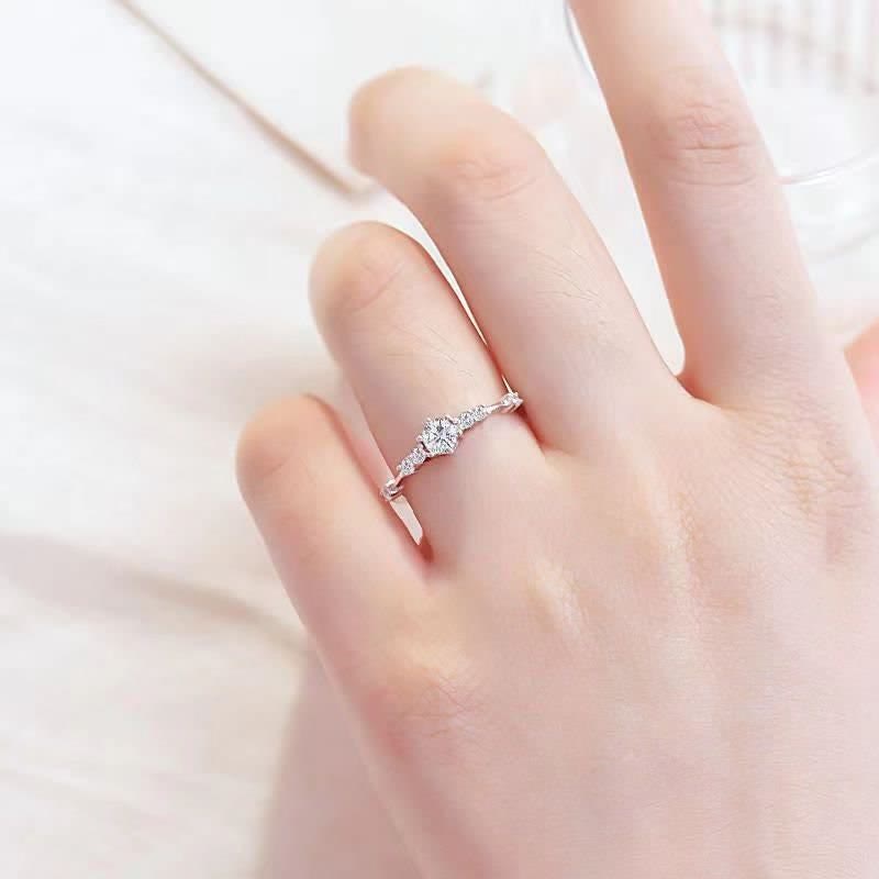 Gold Minimalist Edelstein -Verlobungsring