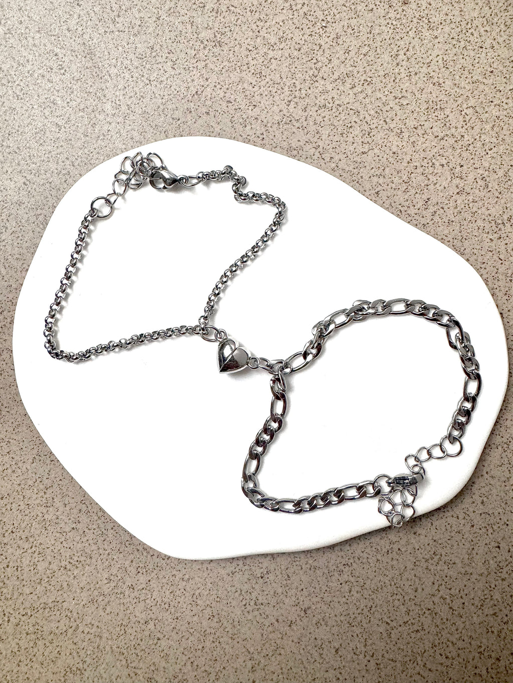 Buchstabenring und Magnetische Partnerarmbänder mit Rosenbox Set I Setpreis