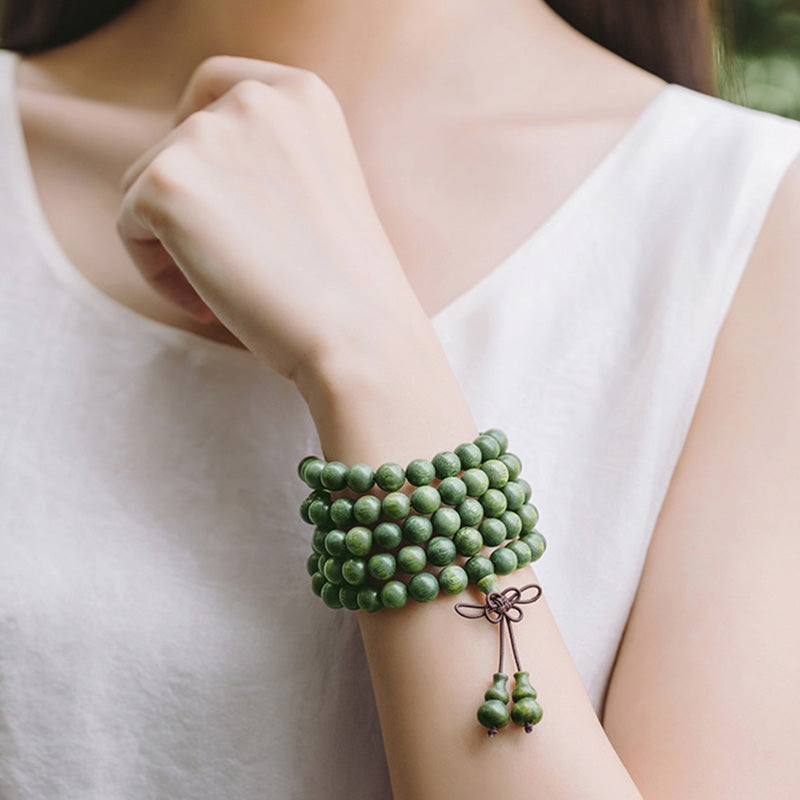 Chavri 108 Mala-Perlen, grünes Sandelholz, chinesisches Knoten-Beruhigungsarmband