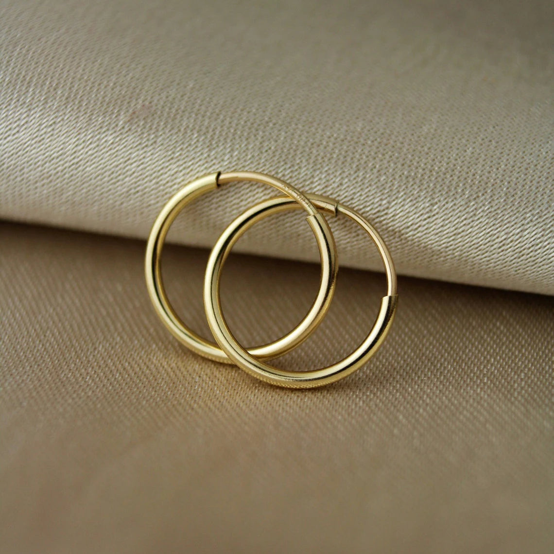 Hochwertige 14k Gold Endless Hoop Ohrringe