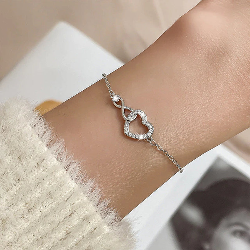 Armband aus Sterlingsilber mit doppeltem Liebesherz und hohlen runden Perlen