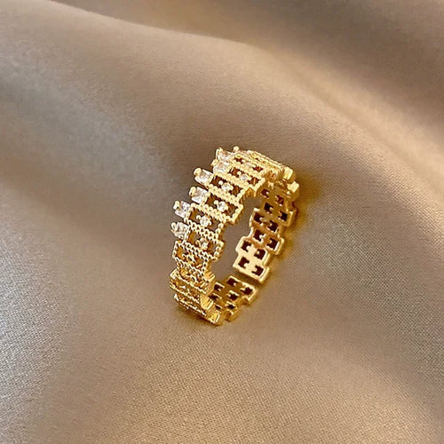 18K vergoldete Messingfarbe Zirkonringe für Damen minimalistische Goldringe hohles geschnitztes Design unisex für Mode Mann Frau