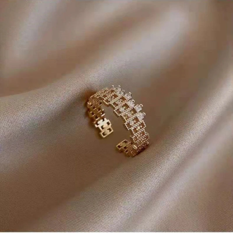 18K vergoldete Messingfarbe Zirkonringe für Damen minimalistische Goldringe hohles geschnitztes Design unisex für Mode Mann Frau