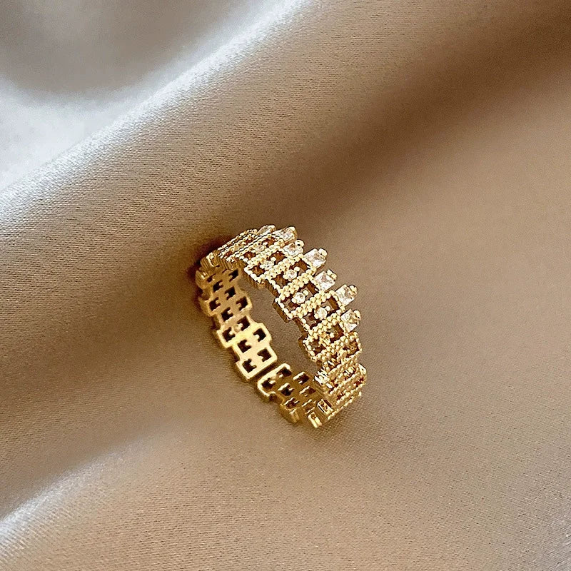 18K vergoldete Messingfarbe Zirkonringe für Damen minimalistische Goldringe hohles geschnitztes Design unisex für Mode Mann Frau