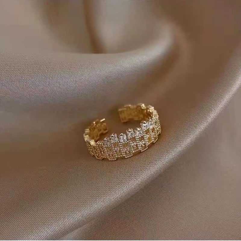 18K vergoldete Messingfarbe Zirkonringe für Damen minimalistische Goldringe hohles geschnitztes Design unisex für Mode Mann Frau