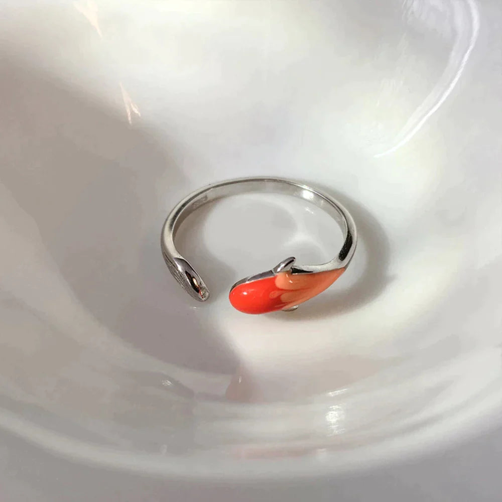 Glücksring über rotem Koi