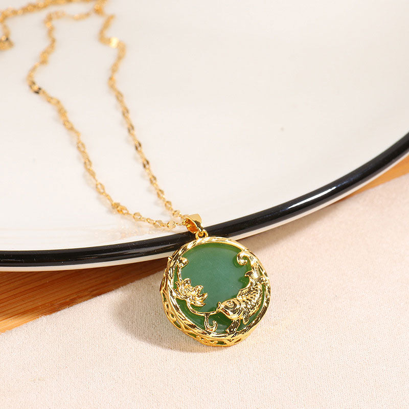 Chavri Halskette mit Anhänger aus natürlichem Jade, Koi-Fisch, Lotus, Glück