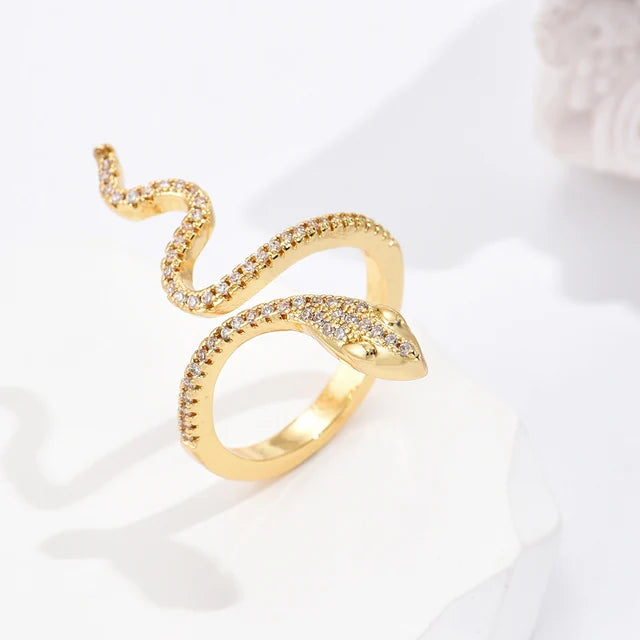 Neuer Modischer Hohl-Design Stern Charme Ring für Frauen Mädchen Goldfarbener Kupfer Party Ring Femme Bijoux Dropshipping