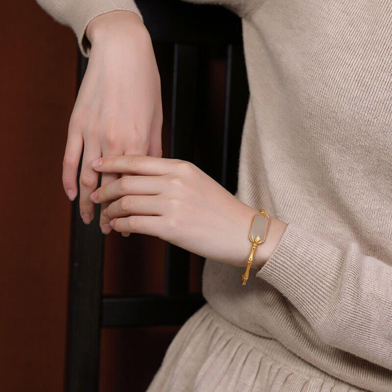 Chavri Glücksarmband aus 925er Sterlingsilber mit weißer Jade, verstellbarer Armreif