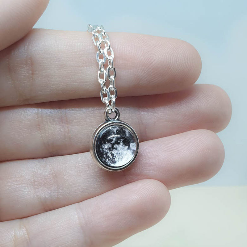 Doppelseitiges Glasmond -Phase -Halskette