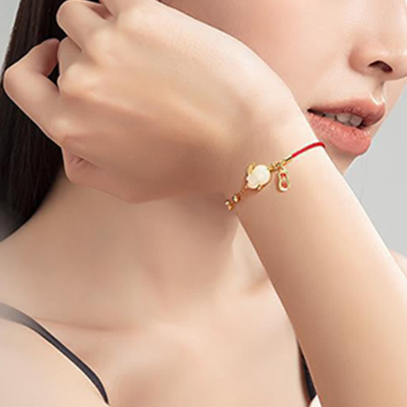 Chavri-Jahr des Kaninchens, weißes Jade-Happiness-Armband mit roter Schnur
