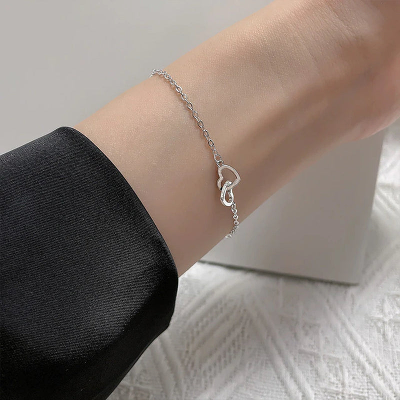 Armband aus Sterlingsilber mit doppeltem Liebesherz und hohlen runden Perlen