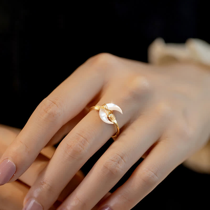 Chavri Natural Tridacna Stone Moon 14K Gold Segensring