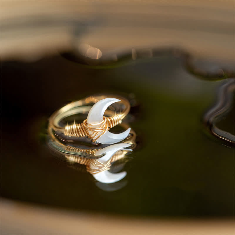 Chavri Natural Tridacna Stone Moon 14K Gold Segensring