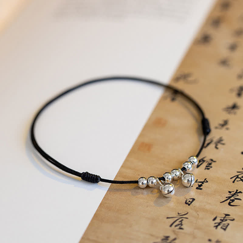 Chavri Fußkettchen aus 925er-Sterlingsilber mit rotem Schnurgeflecht und Glockenanhänger