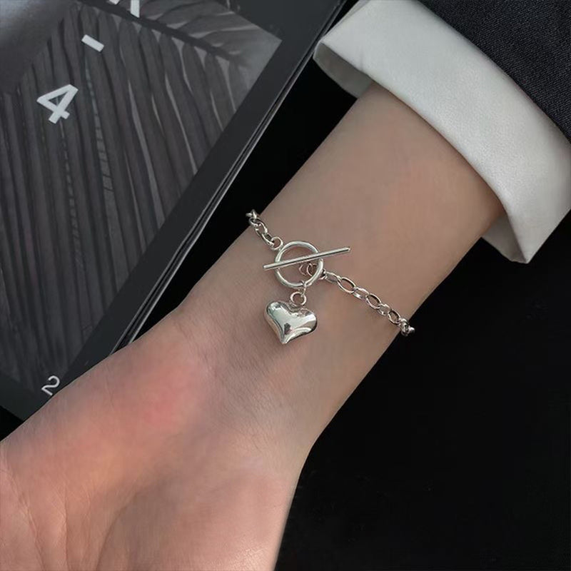Armband aus Sterlingsilber mit doppeltem Liebesherz und hohlen runden Perlen