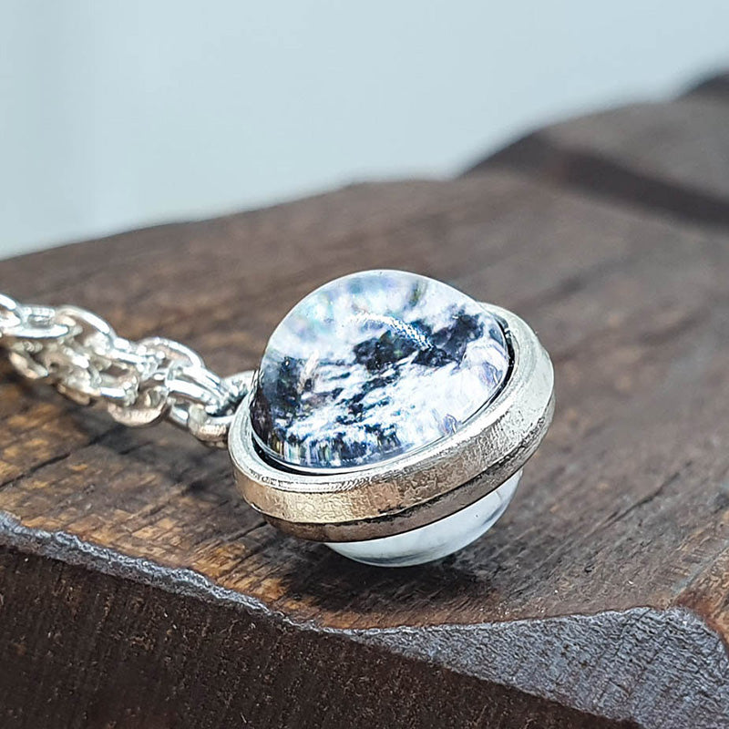 Doppelseitiges Glasmond -Phase -Halskette