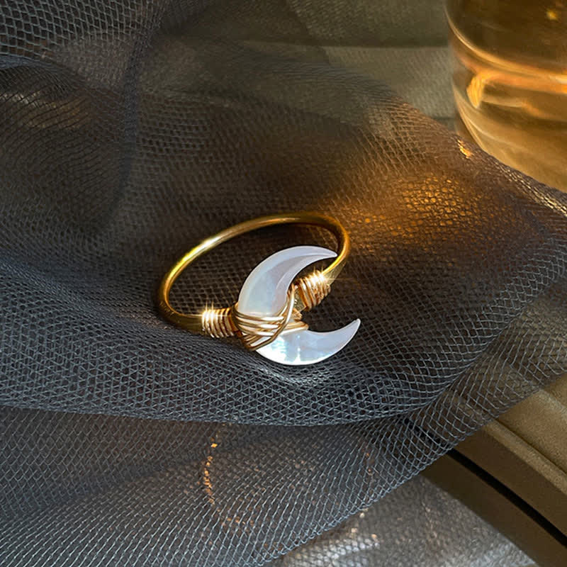 Chavri Natural Tridacna Stone Moon 14K Gold Segensring