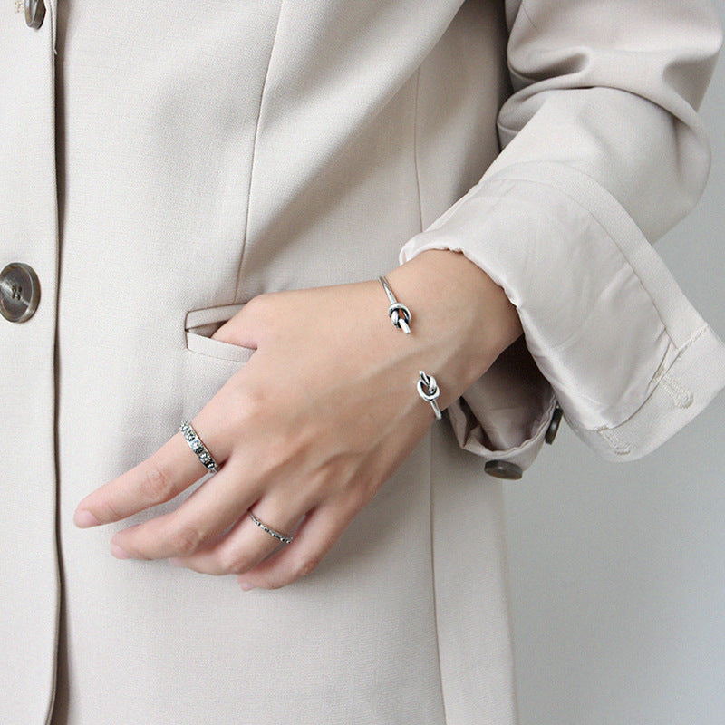 Offener Vintage-Armreif aus 925er-Sterlingsilber mit zwei Knoten