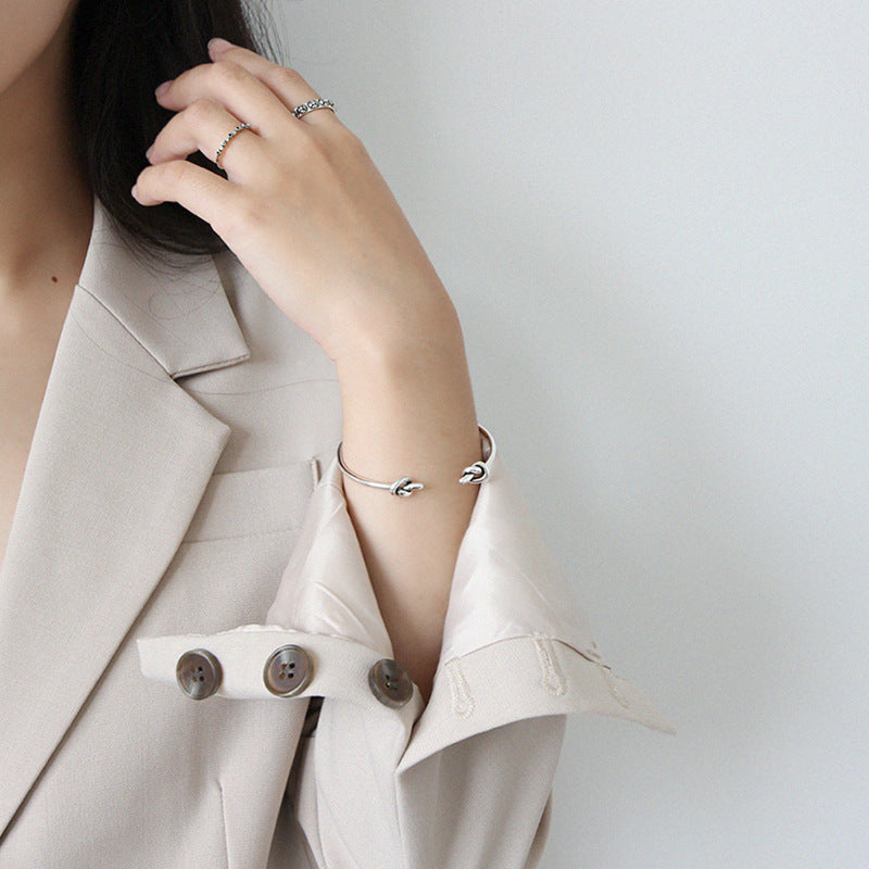 Offener Vintage-Armreif aus 925er-Sterlingsilber mit zwei Knoten