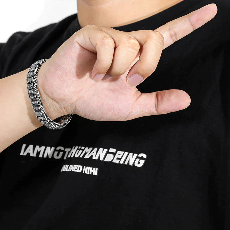 Glücksarmband mit buddhistischer Schrift