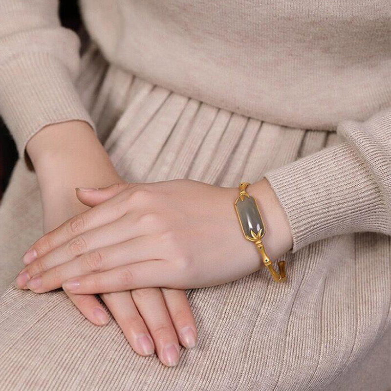 Chavri Glücksarmband aus 925er Sterlingsilber mit weißer Jade, verstellbarer Armreif