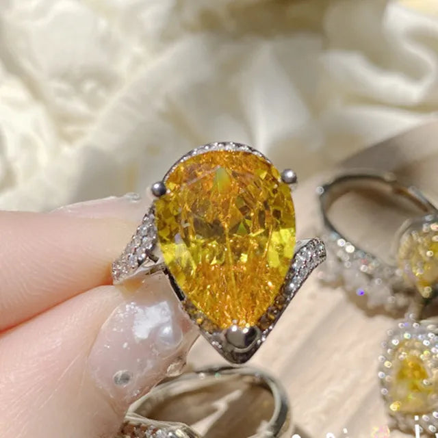 Eleganter Damenring mit gelbem Kristall und geometrischem Design