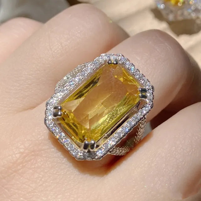 Eleganter Damenring mit gelbem Kristall und geometrischem Design