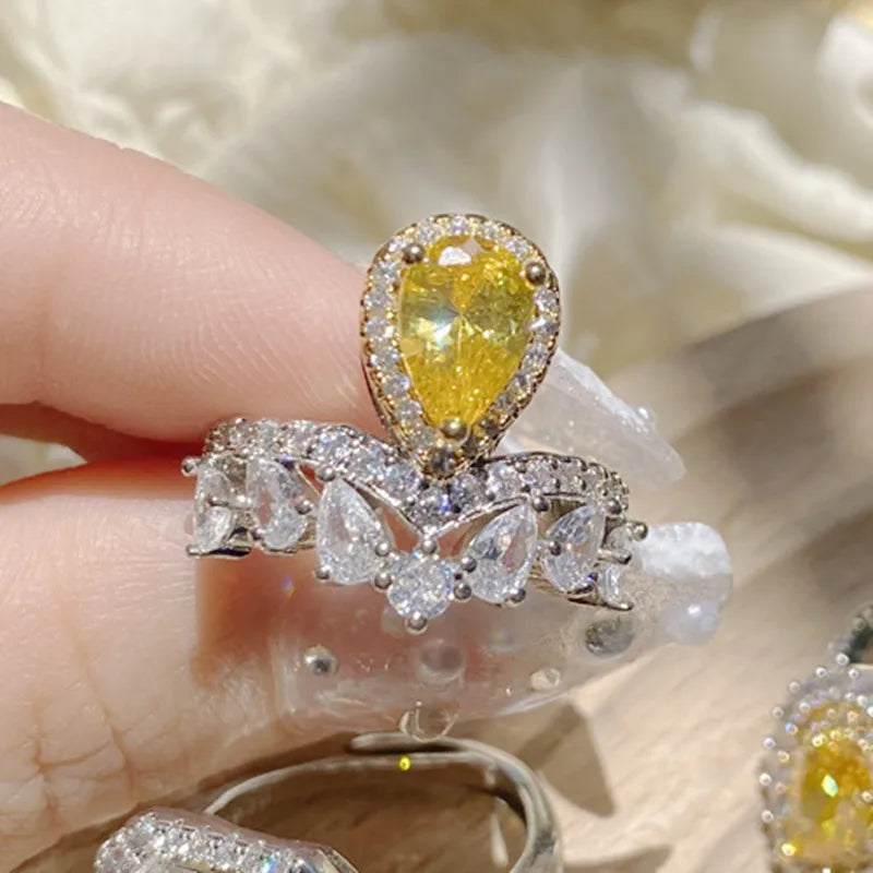 Eleganter Damenring mit gelbem Kristall und geometrischem Design