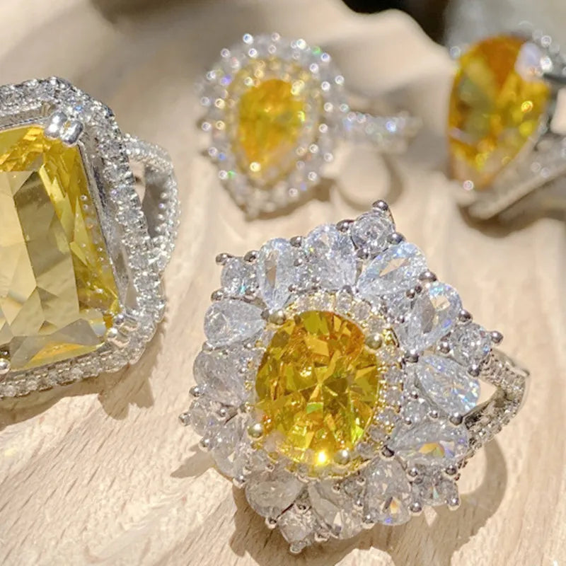 Eleganter Damenring mit gelbem Kristall und geometrischem Design