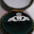 Umarmen Sie Den Liebesherz Mit Dem Silbernen Ring Des Liebesherzes