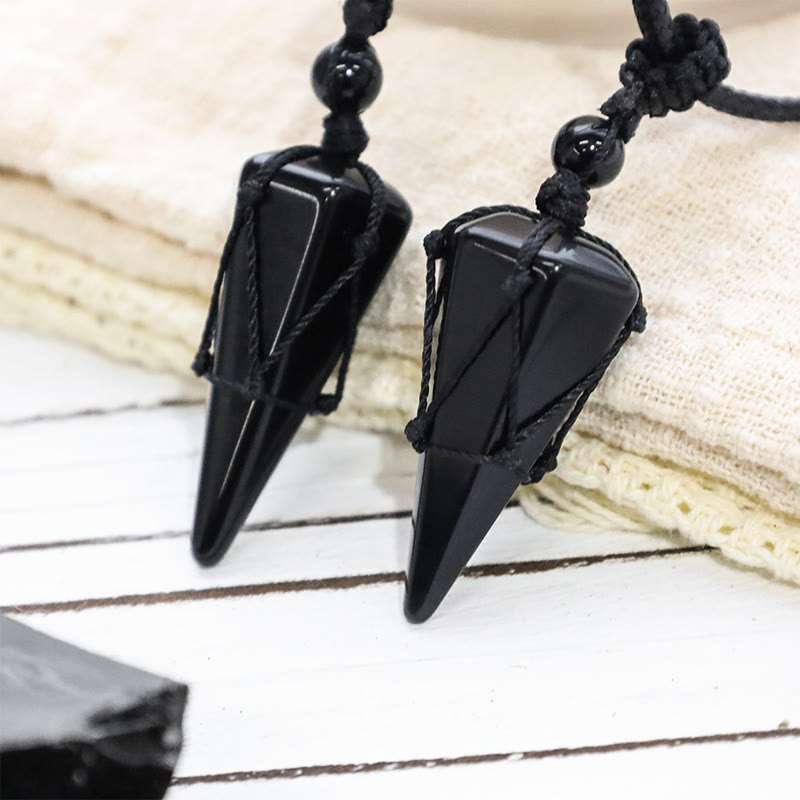 Halskette mit spitzem Anhänger aus Chavri-Naturstein