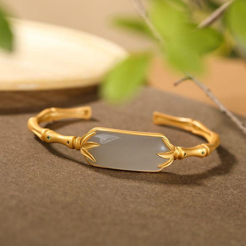 Chavri Glücksarmband aus 925er Sterlingsilber mit weißer Jade, verstellbarer Armreif