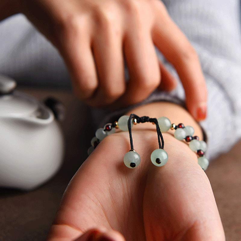 Chavri grünes Aventurin-Granat-Perlen-Blütenblatt-Glücksarmband