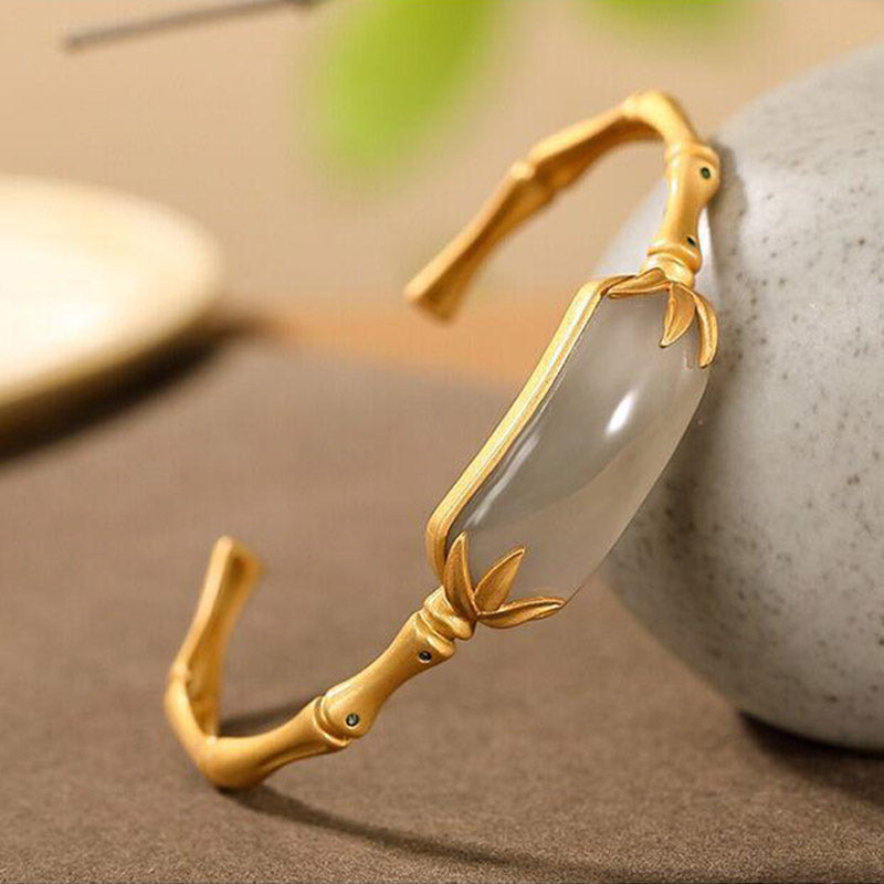 Chavri Glücksarmband aus 925er Sterlingsilber mit weißer Jade, verstellbarer Armreif